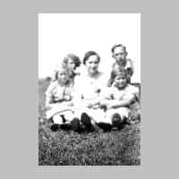 017-0007 Kleiner Sonntagsausflug. Im Bild Irmgard Hinz, Ruth Pfeifer, Alfred Klein, Lieschen Orgenowski und eine Berlinerin.jpg